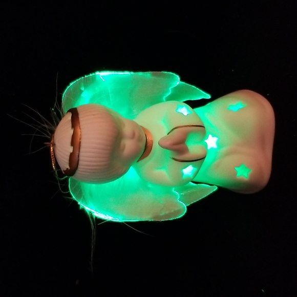 Kneeling Porcelain Angel - Picture 2 of 9